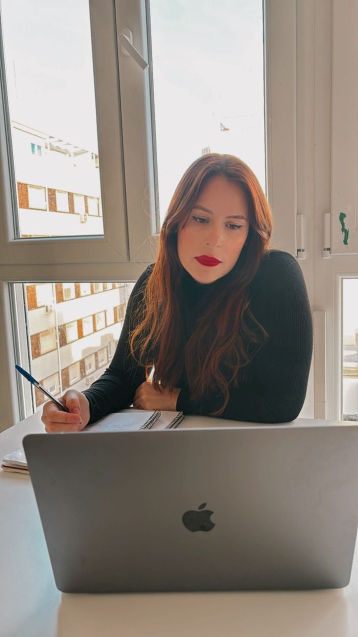 Jenifer Beterli preparando una sesión online con su portátil